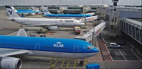 Tragedia en el aeropuerto: fue succionado por el motor del avión y murió frente a los pasajeros