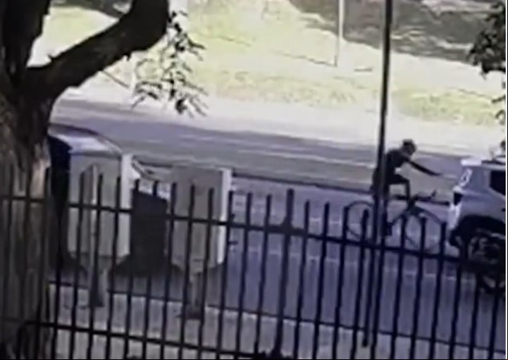 El ciclista justo antes de chocar la camioneta parada en Rosario.