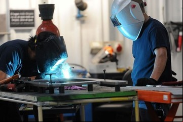 Desregulación: el Gobierno cortó varios programas para PYMES y Sturzenegger salió a festejarlo