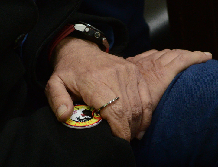 La medalla con texto hebreo que sostuvo Alperovich durante su declaración. Foto Luciano Thieberger