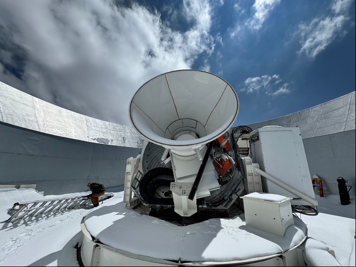 Uno de los telescopios de pequeña apertura del Observatorio Simons, a 17.000 pies en el desierto chileno de Atacama, que estudia el resplandor cósmico de las microondas que llenan el universo. Foto Brian Keating/UC San Diego