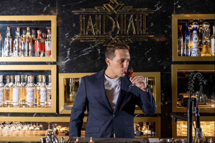 Marcos Di Battista en la barra de Handshake Speakeasy.