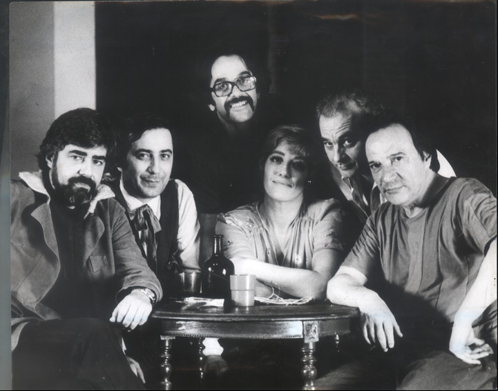 El elenco de "El viejo criado", de Roberto Cossa. De izquierda a derecha: Humberto Serrano, Julio González Paz, Néstor Sabatini, Rudy Gattari, Roberto Cossa y Pedro Martinez, año 1980.