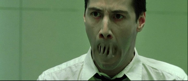 Esa boquita. Sus labios uniéndose y separándose como carne pegajosa antes de cerrarse son CGI. Se utilizó yeso y maquillaje protésico sobre la boca de Reeves.