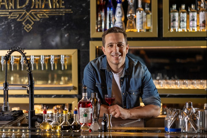 El platense Marcos Di Battista en Handshake Speakeasy.