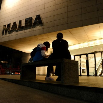 Se enamoró de un chico en el museo, lo perdió de vista y hasta el Malba se sumó a la búsqueda para que se reencuentren en una historia de amor