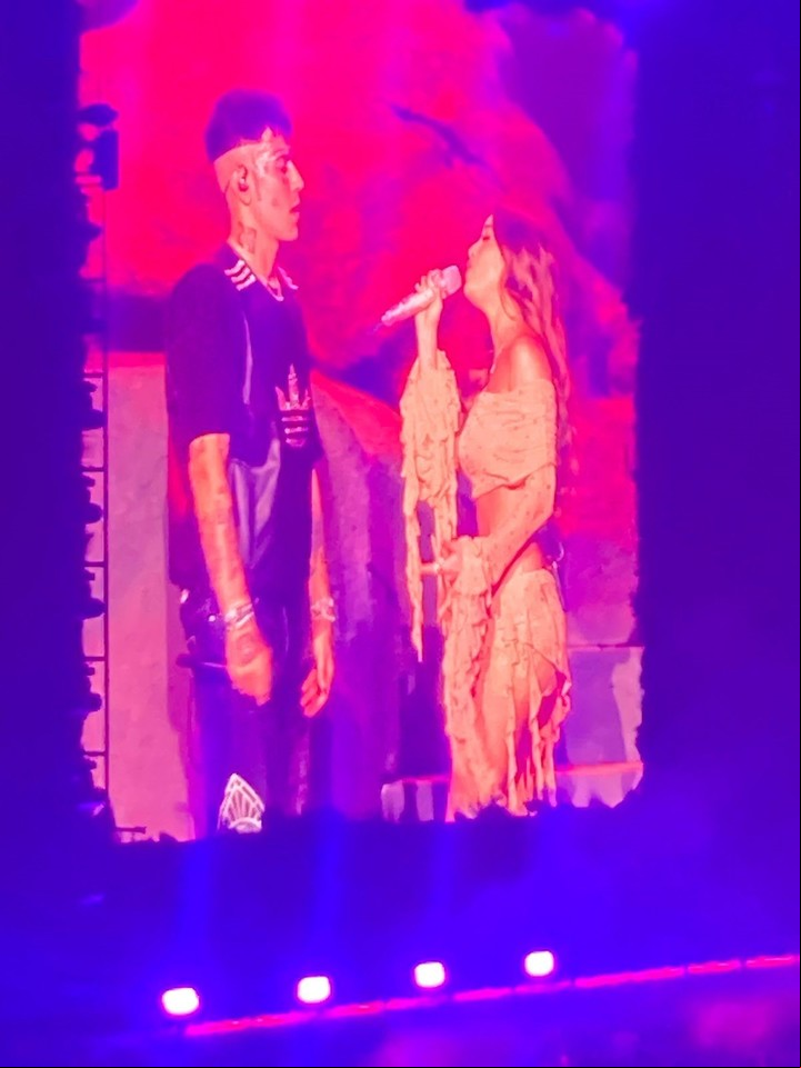 Duki y Emilia, en el escenario del Santiago Bernabéu.