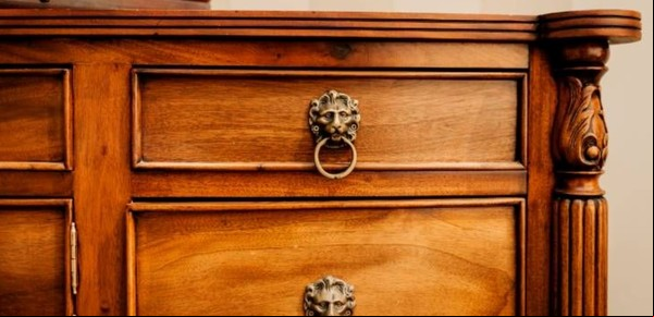 Trucos para envejecer la madera con betún de judea