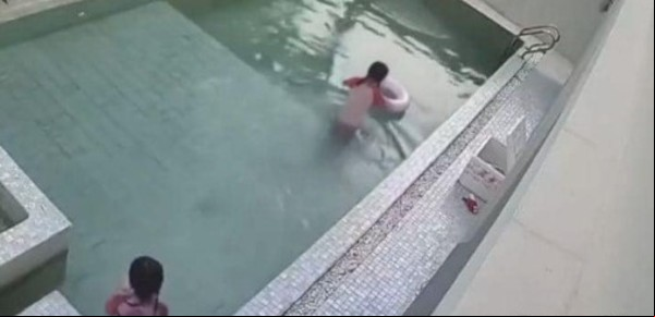 Dos hermanas mueren ahogadas en una piscina mientras estaban sin la supervisión de los padres