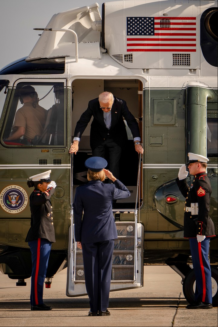 El Presidente Biden en la Base Andrews en Maryland, de camino a la cumbre del G7 en Italia, el miércoles. Foto Erin Schaff/The New York Times