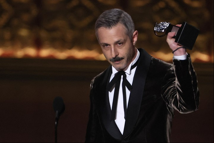 Jeremy Strong y su Tony por "Un enemigo del pueblo", de Ibsen. Foto Reuters