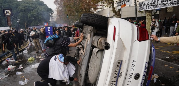 Liberaron a otras 11 personas y sólo quedan cinco detenidos por los destrozos fuera del Congreso durante el debate de la Ley Bases