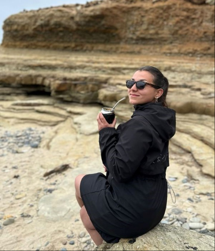 Melina tomando mate en las playas de California, Estados Unidos. Foto: @melinacmansilla, Instagram.