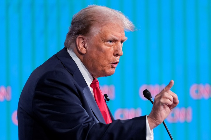 El ex presidente Donald Trump se mostró mucho más agresivo que Biden en el debate del jueves. Foto: AP