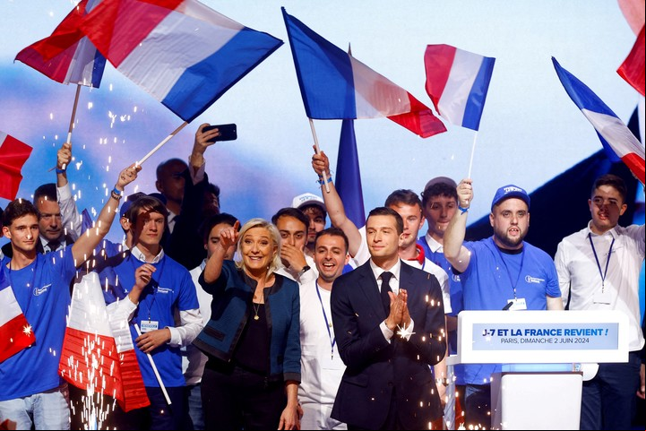 Marine Le Pen y el líder de su partido, Jordan Bardella, posibles ganadores en los comicios anticipados de este domingo en Francia. Foto: REUTERS
