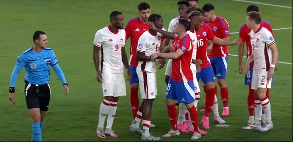 El polémico codazo de Moïse Bombito a Rodrigo Echeverría que protesta todo Chile: la Conmebol difundió los audios del VAR