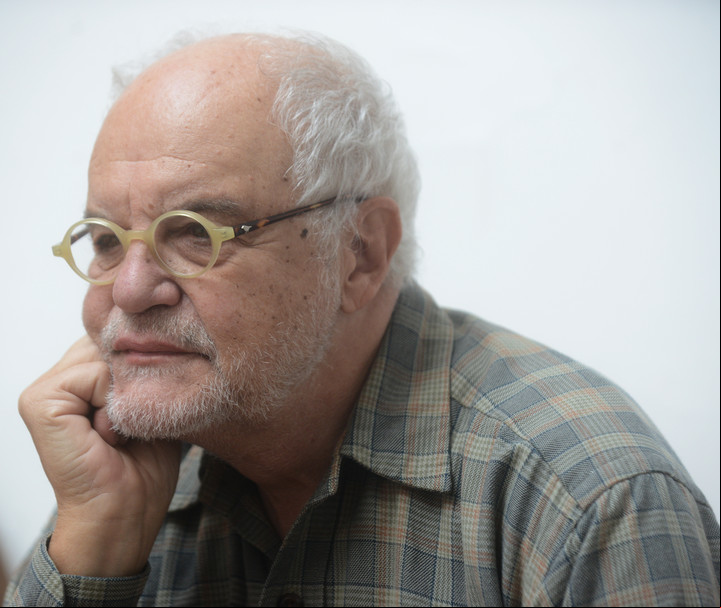 Juan Leyrado, a los 72 años. Vuelve a trabajar con Adrián Suar y dice que la época del megaéxito de "Gasoleros" fue un gran aprendizaje para él . Foto: Luciano Thieberger