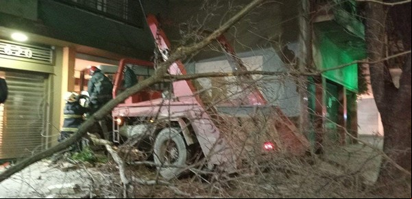 Un camión volquete chocó y quedó incrustado en la entrada de un edificio en Flores