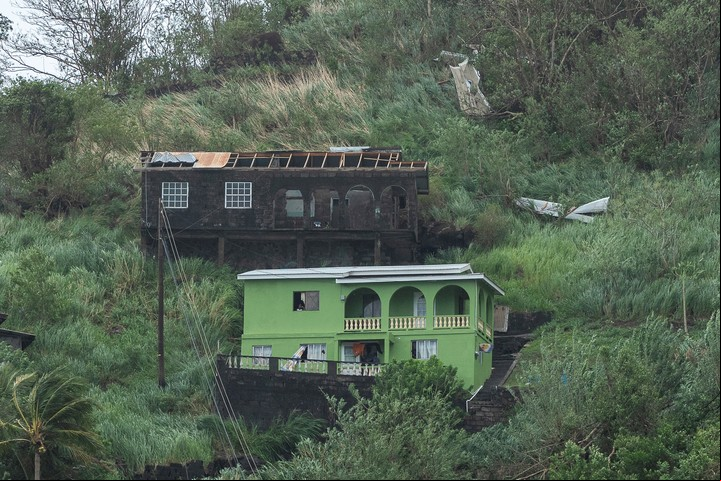 Casas arrasadas en San Vicente y las Granadinas. Foto: AP