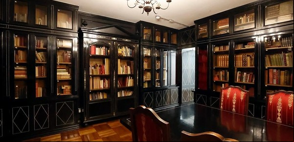 Caracolas, libros y discos, el patrimonio de Pablo Neruda que atesora una universidad desde 1954