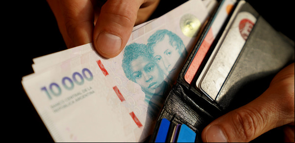 Los salarios del sector público y los informales le ganaron a la inflación en febrero, pero perdieron los privados formales