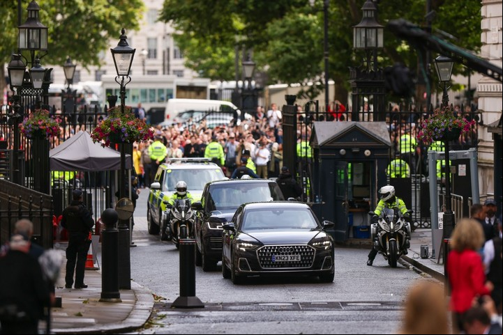Keir Starmer llega a Downing St. tras ser ungido primer ministro por el rey. Foto: Bloomberg  