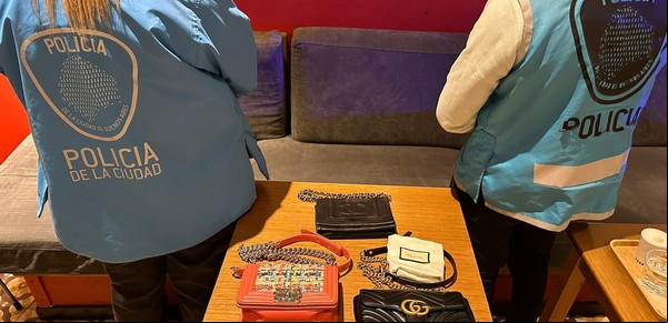 Le robaron tres carteras Gucci valuadas en 14.000 dólares, las vio en Marketplace y simuló una compra para recuperarlas