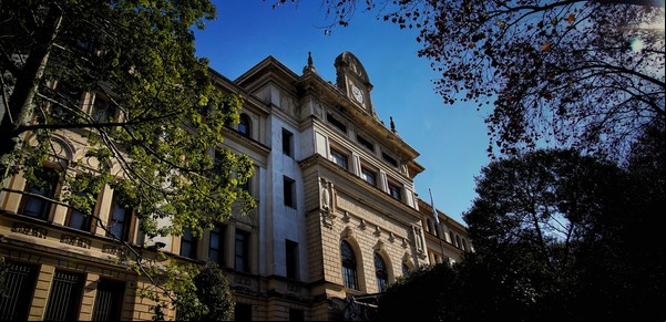 La escuela que parece un palacio y la historia de la donación que transformó a Parque Patricios