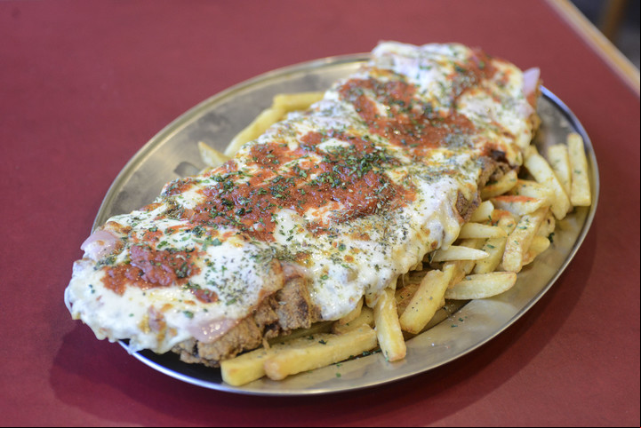 La milanesa de entraña de Nosso. Foto: Constanza Niscovolos.