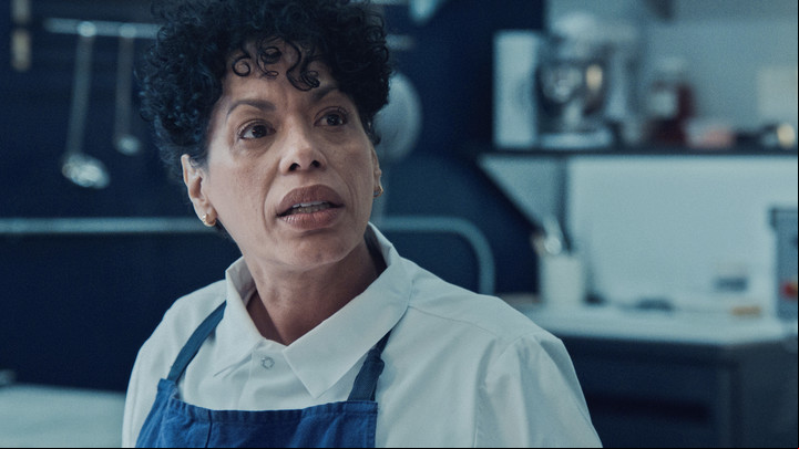 Liza Colon-Zaya compone a Tina, con enorme experiencia en la cocina. Y en la vida. Foto Disney+.