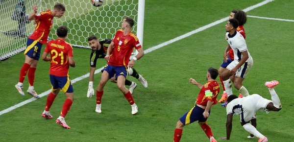 El minuto de locos que definió la final de la Eurocopa: del gol al límite de Oyarzábal al milagro de Dani Olmo en el área de España