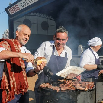 En La Rural de Palermo, el nuevo patio de comidas de los Petersen: el "choripán perfecto”, carnes  y más desde $ 5.000