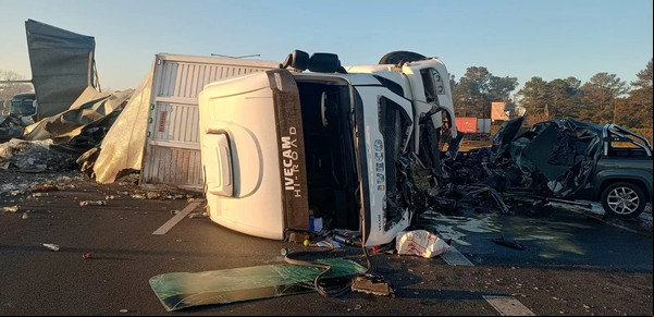 Un camión se cruzó de mano en la Ruta 9, chocó de frente a una camioneta y mató al conductor