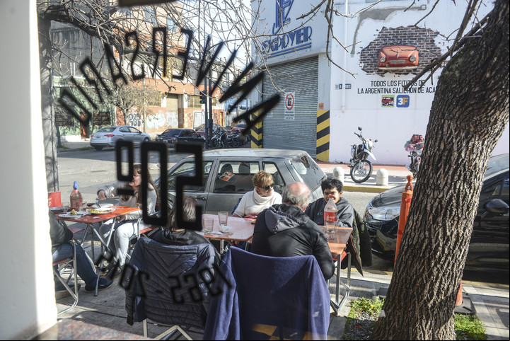 Frente a Copetín Fiat, un mural donde estaba la fábrica automotriz. Fotos: Niscovolos