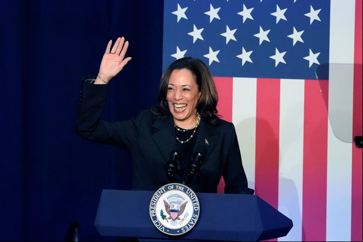 La vicepresidenta de Estados Unidos, Kamala Harris, suena como posible reemplazante si Biden deja la candidatura demócrata. Foto: AP