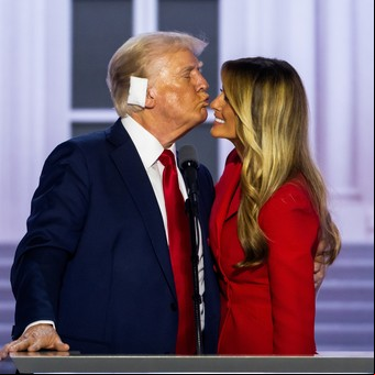 La rara aparición de Melania Trump en el final de la Convención Republicana: discretamente afectuosa y sin discurso