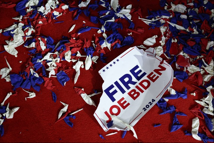 "Echen a Joe Biden", reza un cartel en el final de la Convención Republicana en Milwaukee, Wisconsin, este jueves. Foto: REUTERS