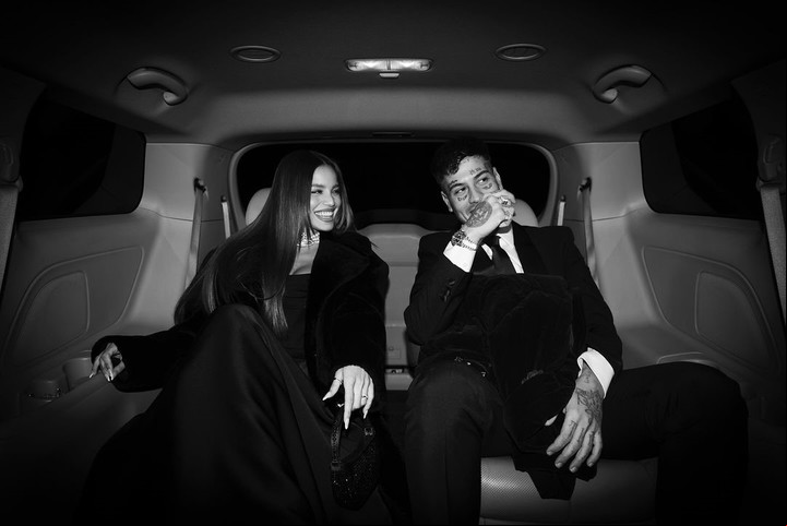 Emilia Mernes y Duki, la pareja del momento, yendo en limusina al casamiento de Oriana Sabatini y Paulo Dybala.