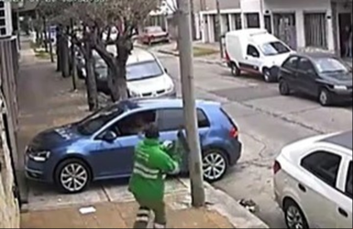 El barrendero municipal de San Isidro evitó un robo de un auto a escobazos. Foto: Captura de video