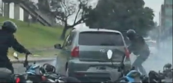 Video: atropellaron a cinco policías en un auto robado en la General Paz y escaparon a los tiros 