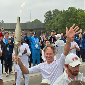 Santiago Lange y un emotivo reconocimiento previo a la ceremonia de apertura de los Juegos Olímpicos: fue relevo de la antorcha de atletas legendarios