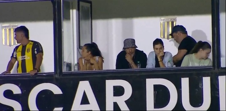 Ezequiel "Pocho" Lavezzi en la cancha de Almirante Brown previo a su segunda internación.