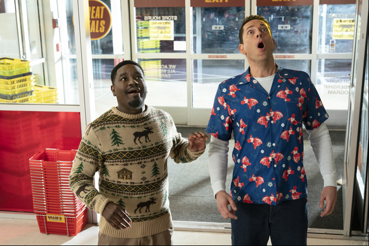 Lil Rel Howery y Zachary Levi en la primera película con actores reales que dirige el realizador de "Río". Fotos Sony