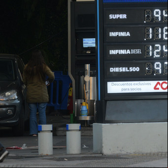 Tarifas de luz, gas y nafta: el Gobierno postergaría aumentos en agosto para que la inflación siga bajando