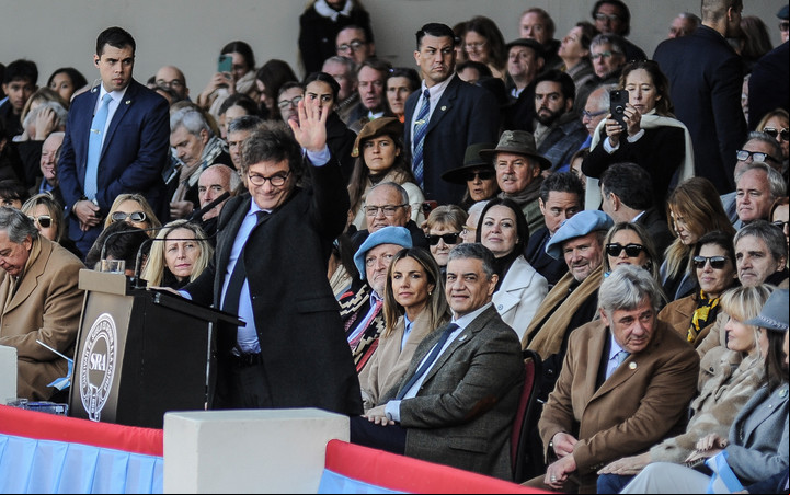 Javier Milei brinda su discurso en La Rural. Foto Federico López Claro.