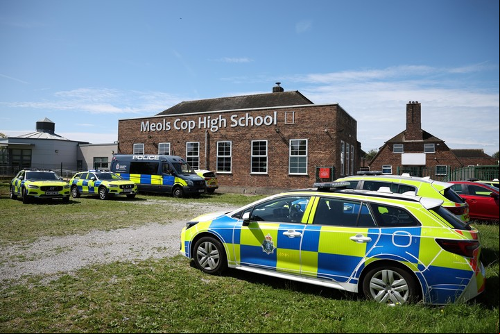 La policía acordona el lugar de los hechos en una escuela en Southport. Foto: EFE