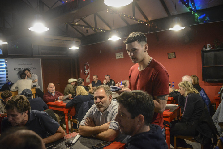 Dany atiende a los comensales. Foto: Constanza Niscovolos.