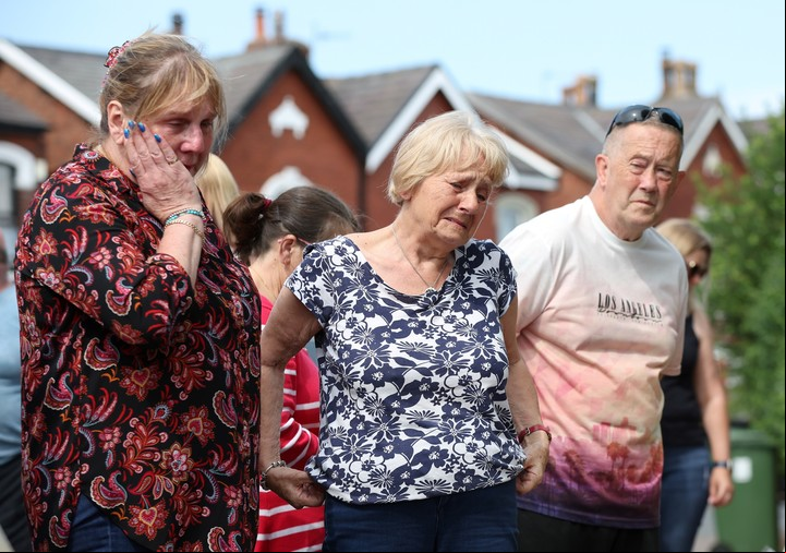 Vecinos sin consuelo en Southport. Foto: EFE
