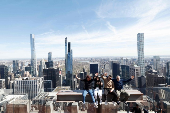 Visitantes en The Beam en el Top of the Rock del Rockefeller Center. Foto Michael M. Santiago/Getty Images/AFP