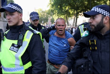Londres: estallan fuertes enfrentamientos xenófobos en medio de una ola de violencia desatada por el apuñalamiento de tres nenas
